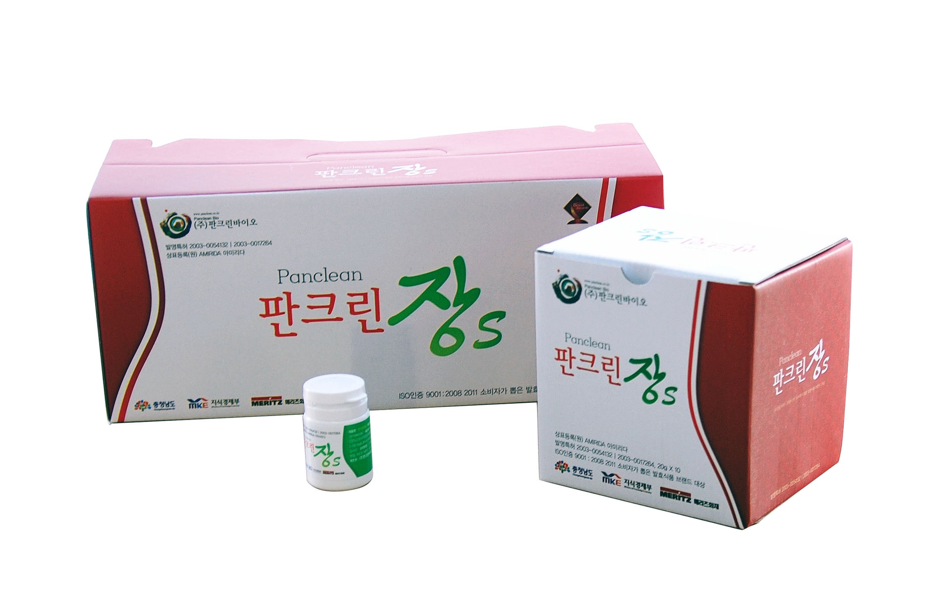 마당 장독대 위에 나란히 놓인 옹기 항아리들